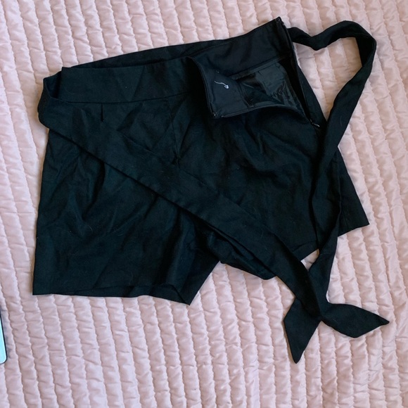 High waisted black shorts - Picture 2 of 3